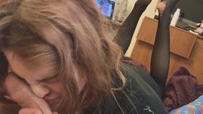 Kurku munn, rebenenud sukkpüksid ja rebenenud kontsad tore kohtumine